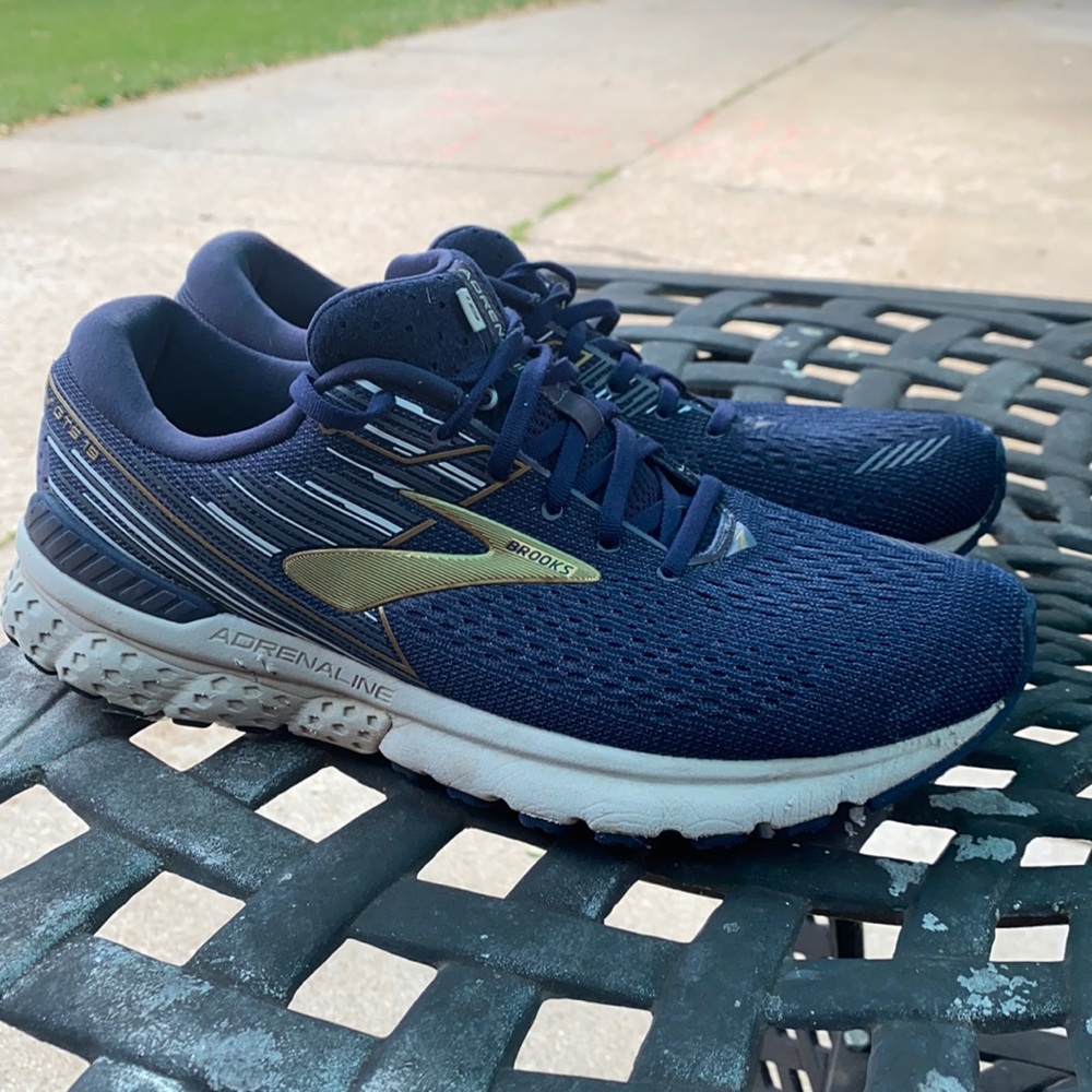 Navy blue Mens’ Brooks running shoes. Size 11.5